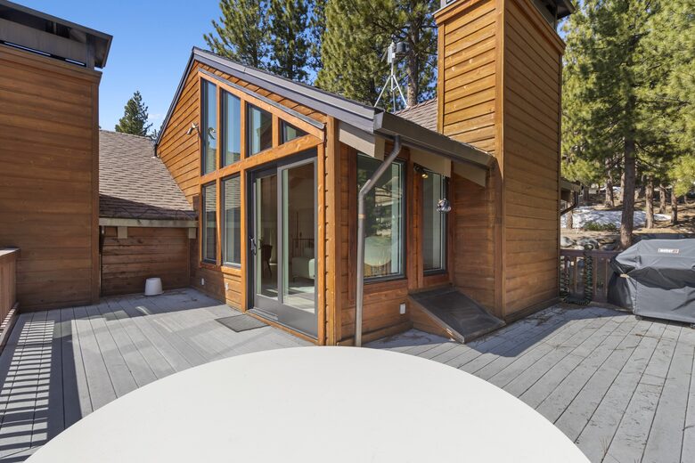 Expansive deck