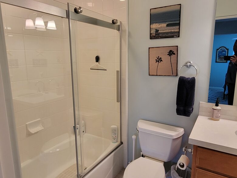 Upstairs secondary bathroom with tub