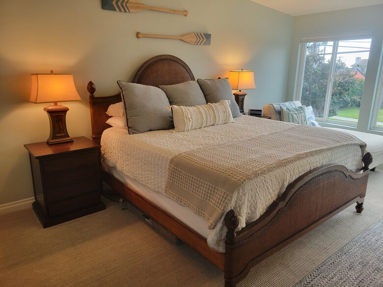 Large master suite with en suite bathroom
