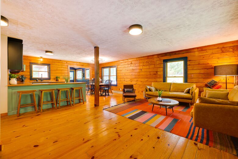 Pocono Mountains 4 Acre Oasis - Heated Pool, Hot Tub, Gameroom - Barrett Township, Pennsylvania