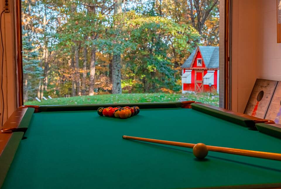 Pocono Mountains 4 Acre Oasis - Heated Pool, Hot Tub, Gameroom - Barrett Township, Pennsylvania