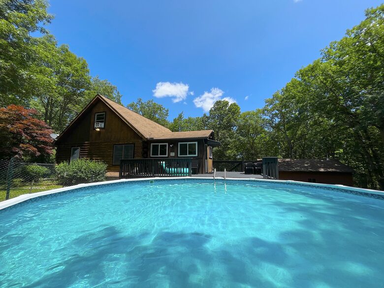 Pocono Mountains 4 Acre Oasis - Heated Pool, Hot Tub, Gameroom - Barrett Township, Pennsylvania