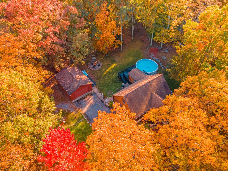 Pocono Mountains 4 Acre Oasis - Heated Pool, Hot Tub, Gameroom - Barrett Township, Pennsylvania