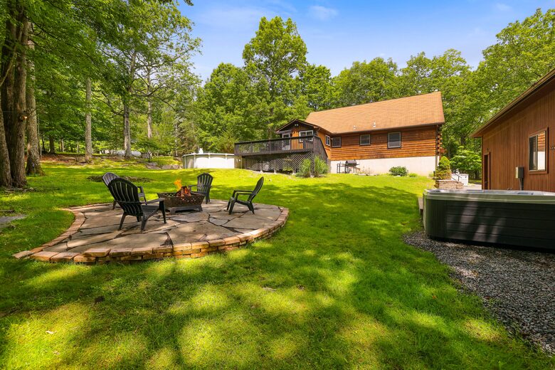 Pocono Mountains 4 Acre Oasis - Heated Pool, Hot Tub, Gameroom - Barrett Township, Pennsylvania