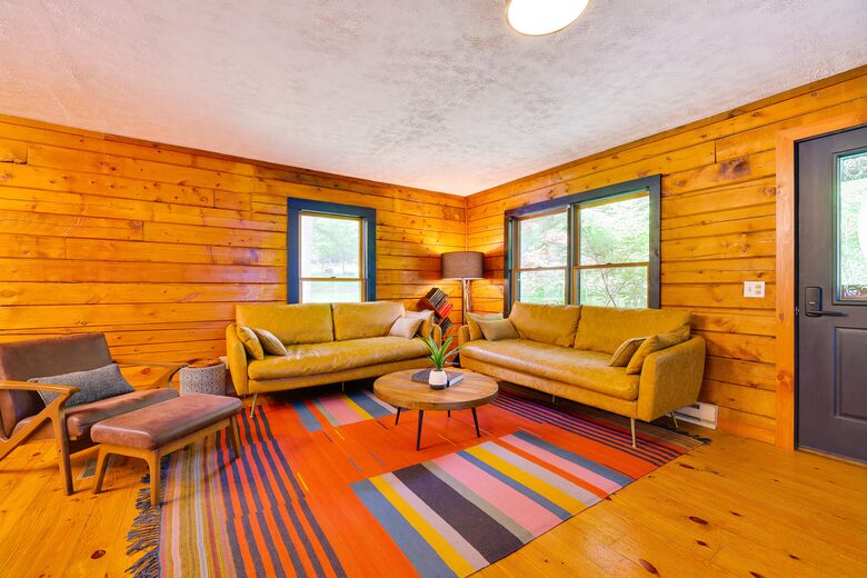 Pocono Mountains 4 Acre Oasis - Heated Pool, Hot Tub, Gameroom - Barrett Township, Pennsylvania