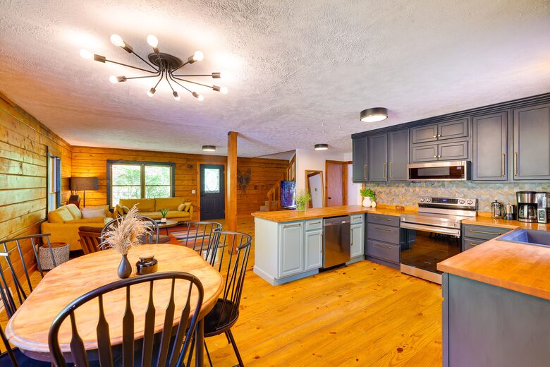 Pocono Mountains 4 Acre Oasis - Heated Pool, Hot Tub, Gameroom - Barrett Township, Pennsylvania