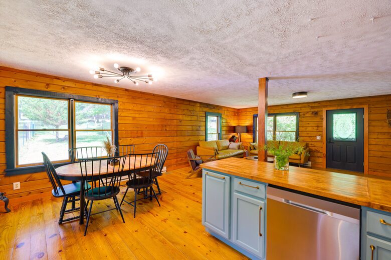 Pocono Mountains 4 Acre Oasis - Heated Pool, Hot Tub, Gameroom - Barrett Township, Pennsylvania