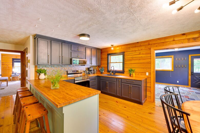 Pocono Mountains 4 Acre Oasis - Heated Pool, Hot Tub, Gameroom - Barrett Township, Pennsylvania