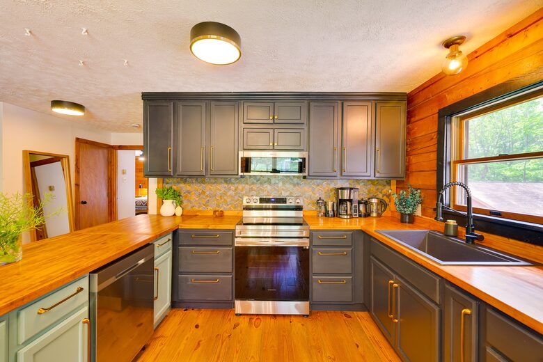 Pocono Mountains 4 Acre Oasis - Heated Pool, Hot Tub, Gameroom - Barrett Township, Pennsylvania