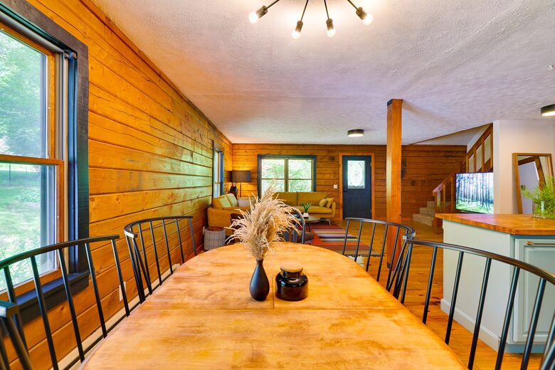 Pocono Mountains 4 Acre Oasis - Heated Pool, Hot Tub, Gameroom - Barrett Township, Pennsylvania
