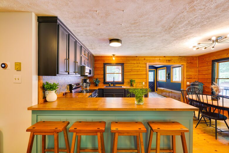 Pocono Mountains 4 Acre Oasis - Heated Pool, Hot Tub, Gameroom - Barrett Township, Pennsylvania