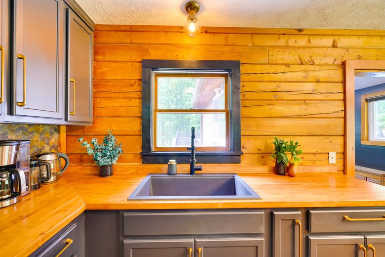Pocono Mountains 4 Acre Oasis - Heated Pool, Hot Tub, Gameroom - Barrett Township, Pennsylvania