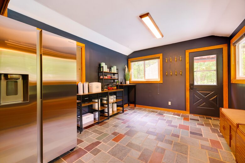 Pocono Mountains 4 Acre Oasis - Heated Pool, Hot Tub, Gameroom - Barrett Township, Pennsylvania
