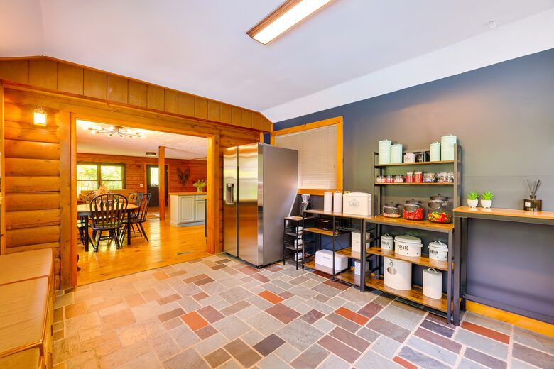 Pocono Mountains 4 Acre Oasis - Heated Pool, Hot Tub, Gameroom - Barrett Township, Pennsylvania