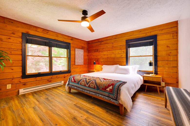 Pocono Mountains 4 Acre Oasis - Heated Pool, Hot Tub, Gameroom - Barrett Township, Pennsylvania