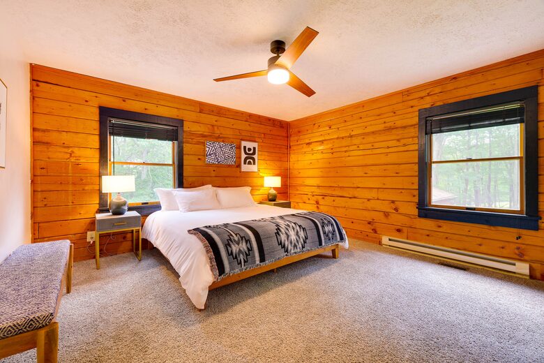 Pocono Mountains 4 Acre Oasis - Heated Pool, Hot Tub, Gameroom - Barrett Township, Pennsylvania