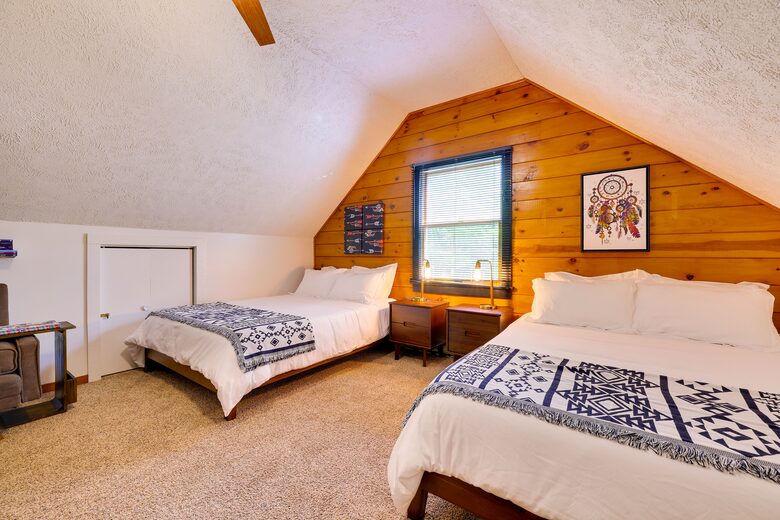 Pocono Mountains 4 Acre Oasis - Heated Pool, Hot Tub, Gameroom - Barrett Township, Pennsylvania