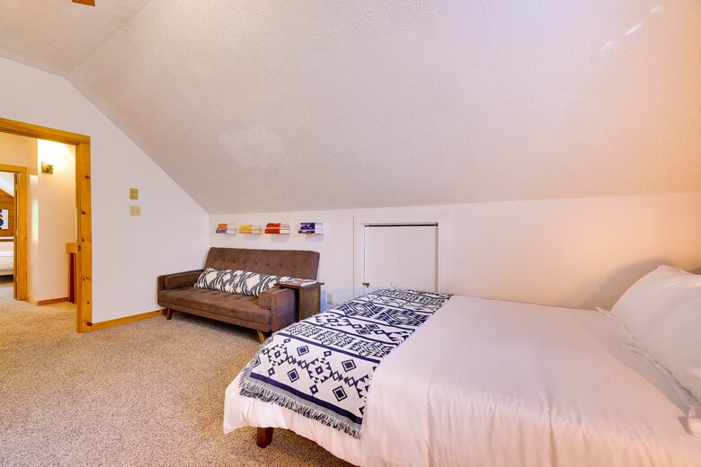 Pocono Mountains 4 Acre Oasis - Heated Pool, Hot Tub, Gameroom - Barrett Township, Pennsylvania