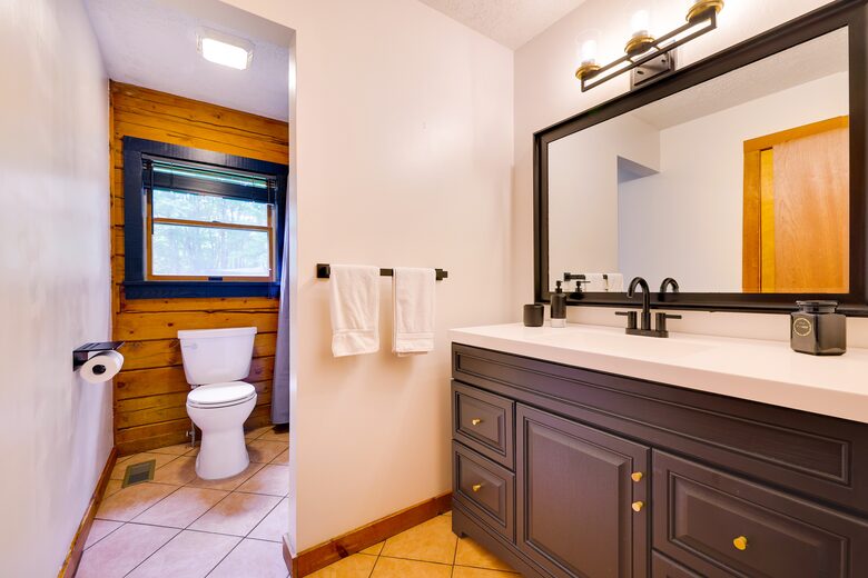 Pocono Mountains 4 Acre Oasis - Heated Pool, Hot Tub, Gameroom - Barrett Township, Pennsylvania