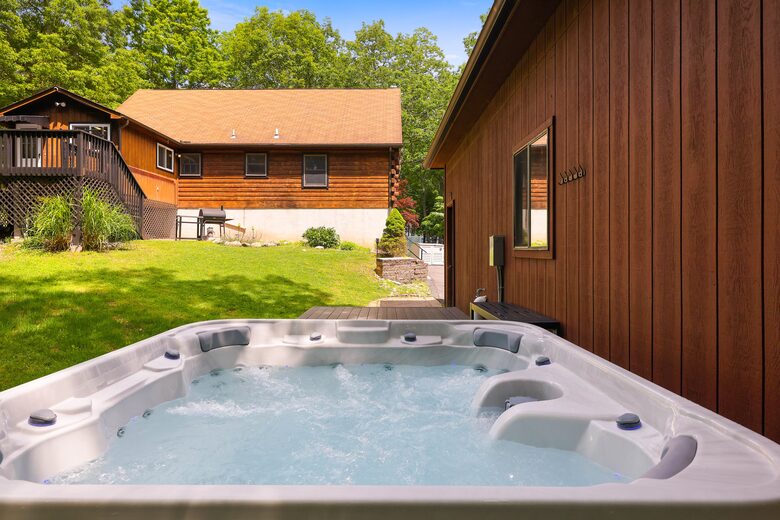 Pocono Mountains 4 Acre Oasis - Heated Pool, Hot Tub, Gameroom - Barrett Township, Pennsylvania