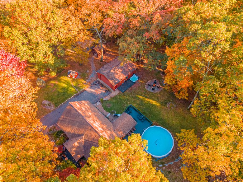 Pocono Mountains 4 Acre Oasis - Heated Pool, Hot Tub, Gameroom - Barrett Township, Pennsylvania