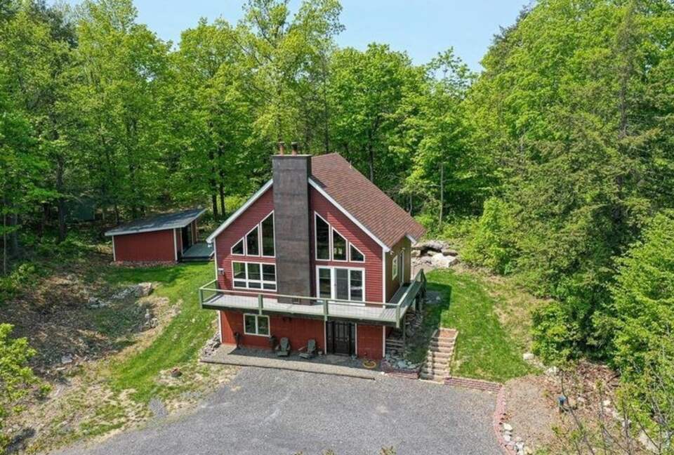 Scenic Catskills Escape: Charming House Amidst Nature’s Beauty - Saugerties, New York