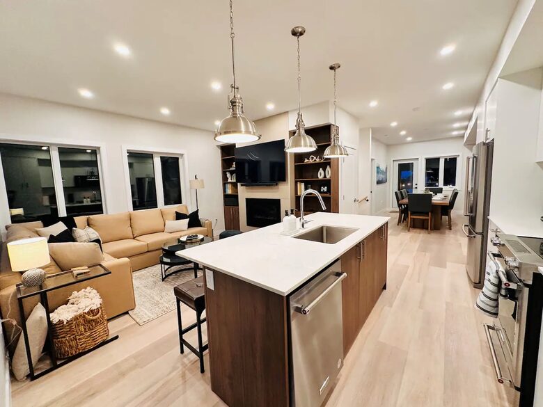Panorama Mountain Escape - sleeps 12, Private Hot tub - Panorama, Canada