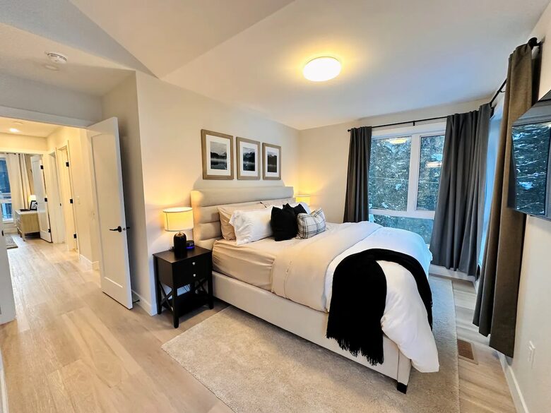 Panorama Mountain Escape - sleeps 12, Private Hot tub - Panorama, Canada