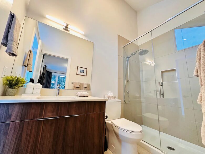 Panorama Mountain Escape - sleeps 12, Private Hot tub - Panorama, Canada
