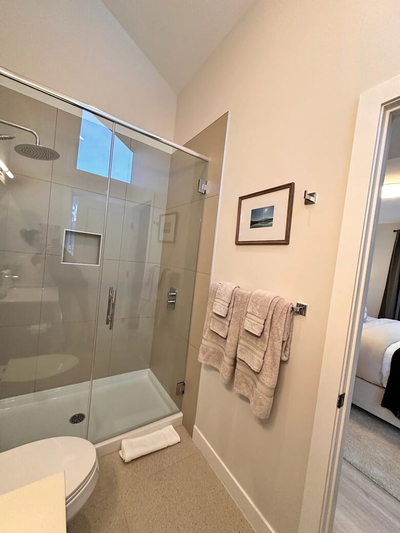 Panorama Mountain Escape - sleeps 12, Private Hot tub - Panorama, Canada