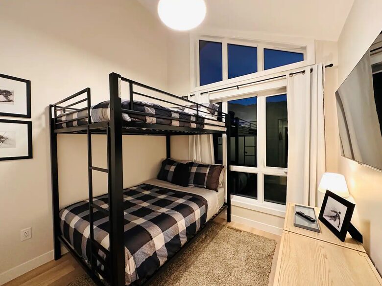 Panorama Mountain Escape - sleeps 12, Private Hot tub - Panorama, Canada