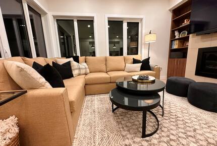 Panorama Mountain Escape - sleeps 12, Private Hot tub - Panorama, Canada