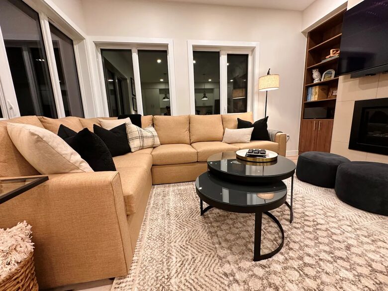 Panorama Mountain Escape - sleeps 12, Private Hot tub - Panorama, Canada