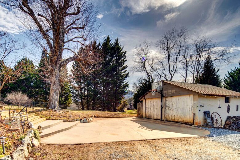 1906 Private Farmhouse near Asheville - Leicester, North Carolina