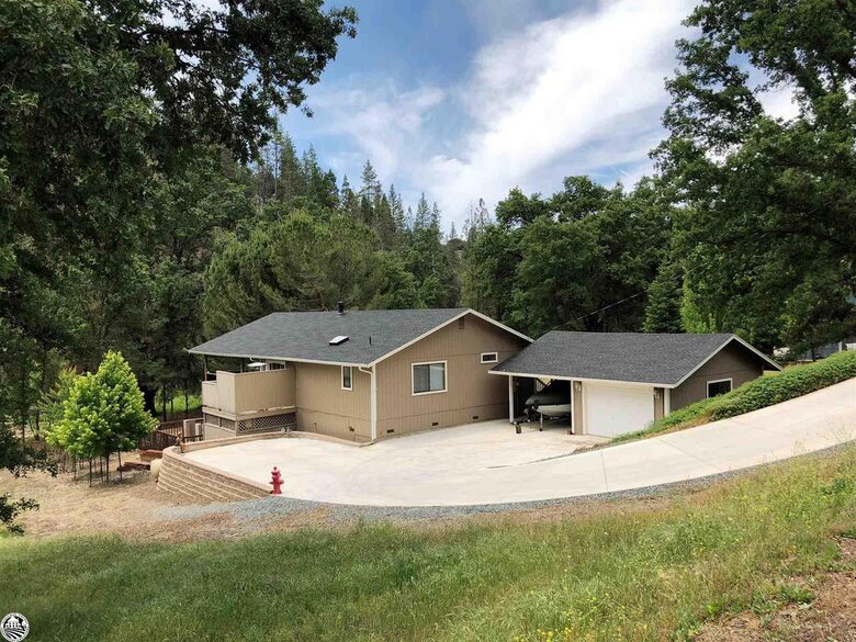 Pine Mountain Lake Paradise at Yosemite - Groveland, California