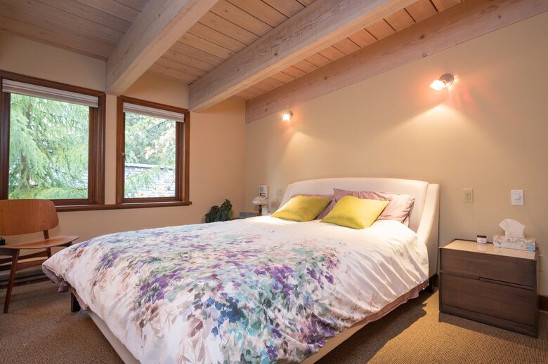 Upstairs Master bedroom - queen