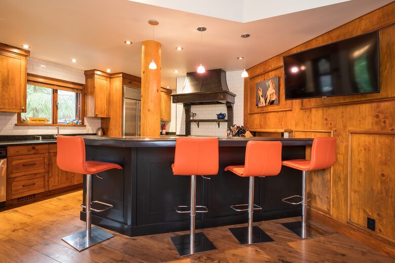 Kitchen bar with 4 stools