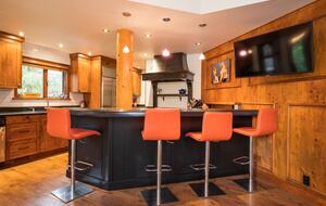 Kitchen bar with 4 stools