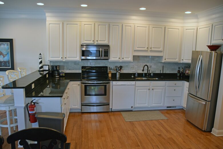 Full Kitchen, Granite Countertops, Range, Dishwasher, Refrig, Microwav