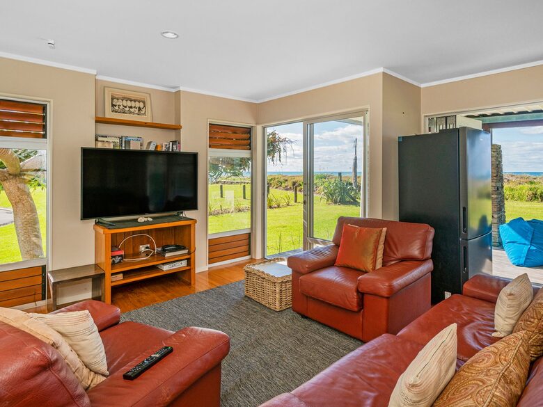 Beachfront Paradise | Whiritoa Beach Home - Whangamatā, New Zealand