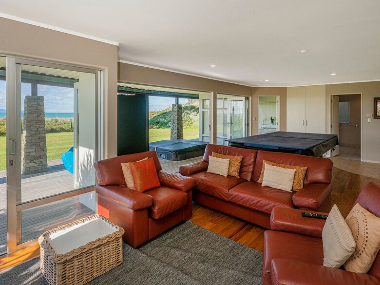Beachfront Paradise | Whiritoa Beach Home - Whangamatā, New Zealand