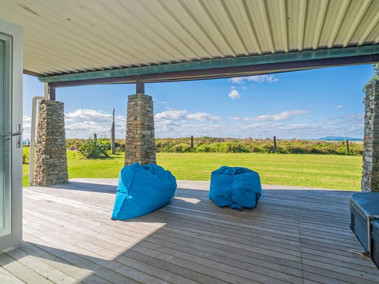Beachfront Paradise | Whiritoa Beach Home - Whangamatā, New Zealand