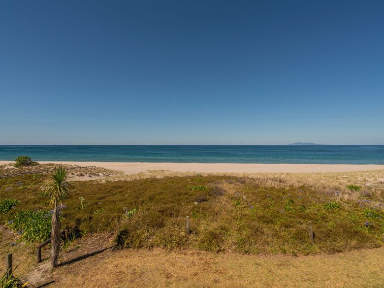 Beachfront Paradise | Whiritoa Beach Home - Whangamatā, New Zealand