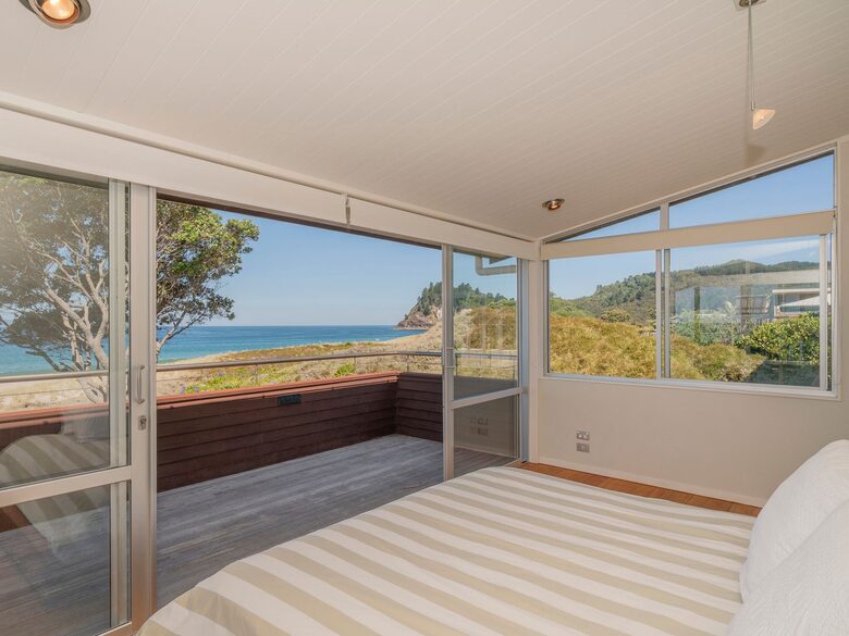 Beachfront Paradise | Whiritoa Beach Home - Whangamatā, New Zealand