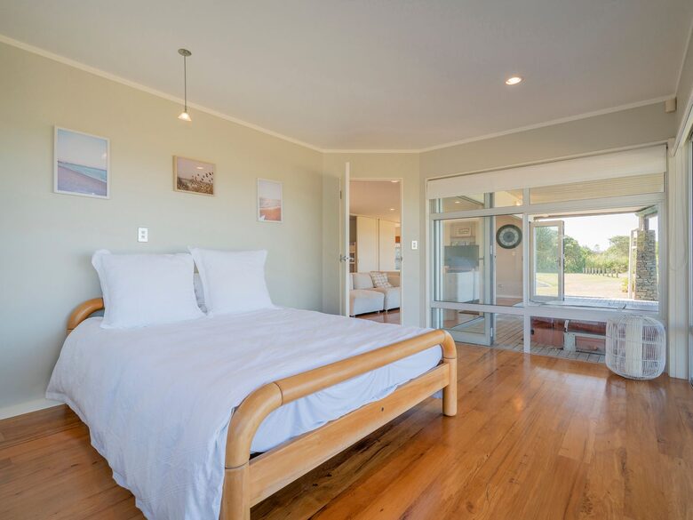 Beachfront Paradise | Whiritoa Beach Home - Whangamatā, New Zealand