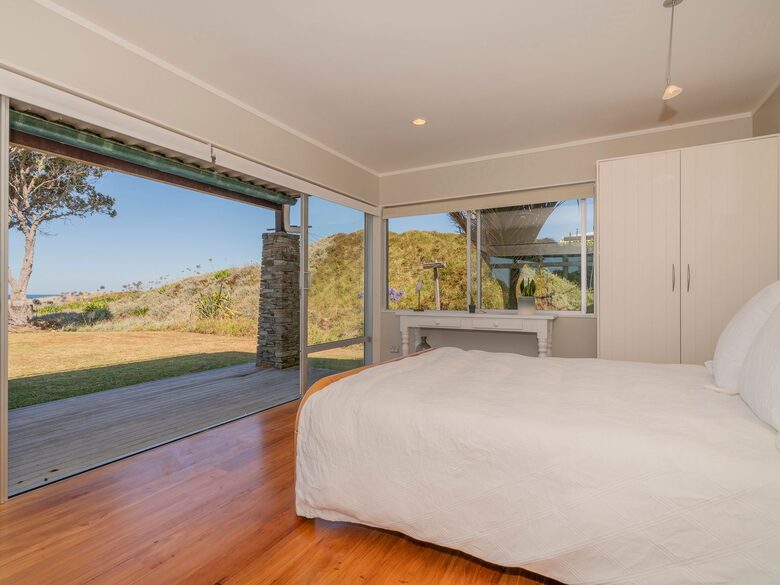Beachfront Paradise | Whiritoa Beach Home - Whangamatā, New Zealand