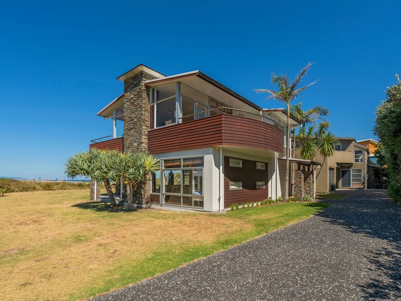 Beachfront Paradise | Whiritoa Beach Home - Whangamatā, New Zealand