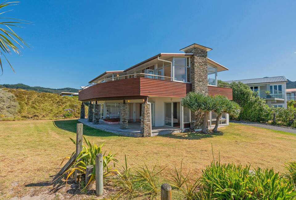 Beachfront Paradise | Whiritoa Beach Home - Whangamatā, New Zealand