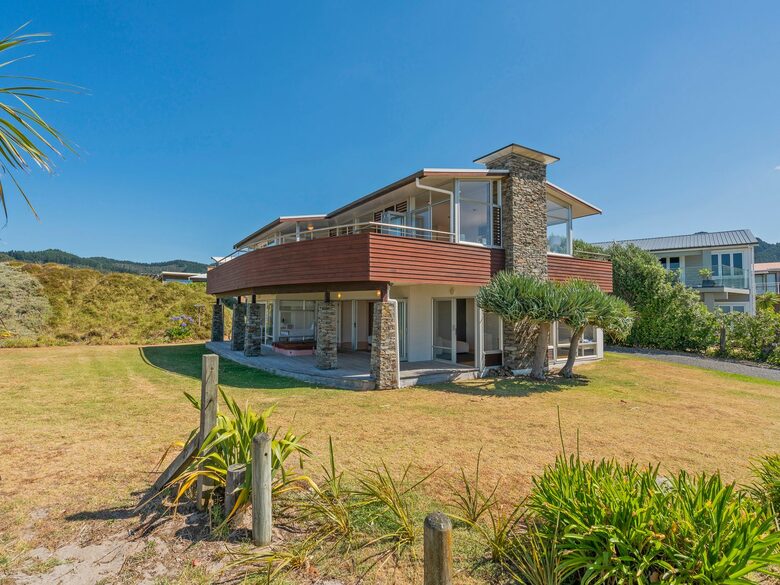 Beachfront Paradise | Whiritoa Beach Home - Whangamatā, New Zealand