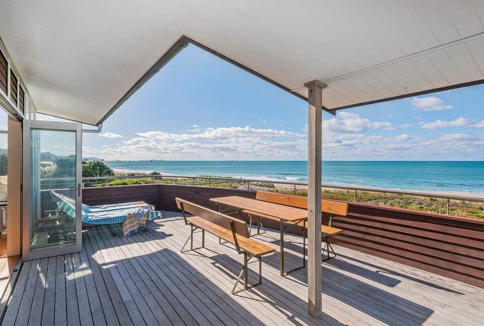 Beachfront Paradise | Whiritoa Beach Home - Whangamatā, New Zealand